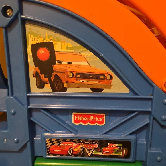 Fisher-Price Cars The Movie Racing Rivalry Fold & Go Wheelies Ramp Little People - Picture 3 of 9